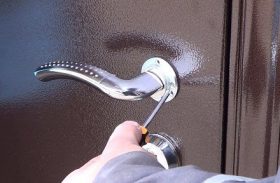 Замена дверной ручки металлической двери в Элисте